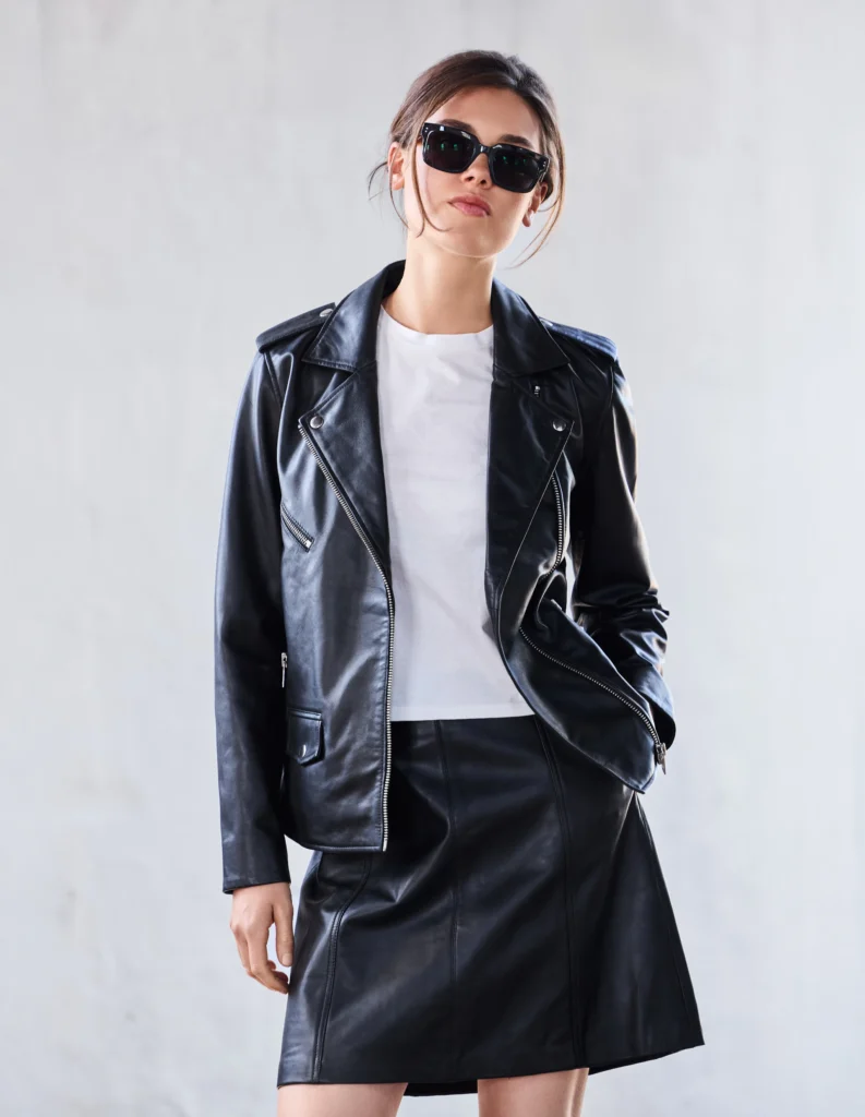 kobieta w skórzanej kurtce