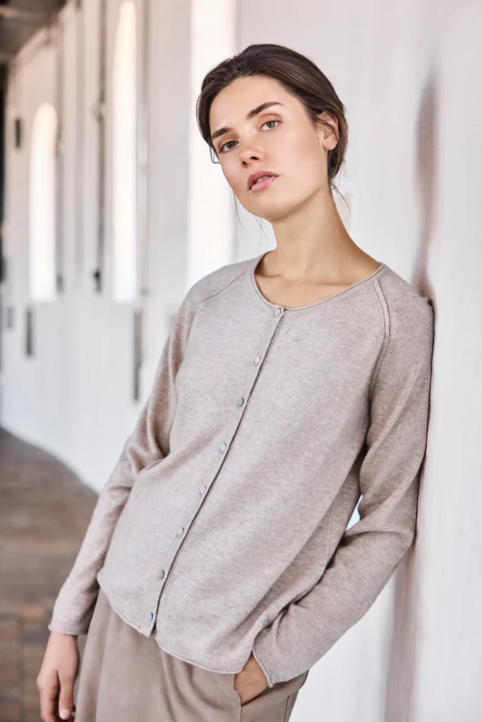 Kobieta w kaszmirowym kardiganie